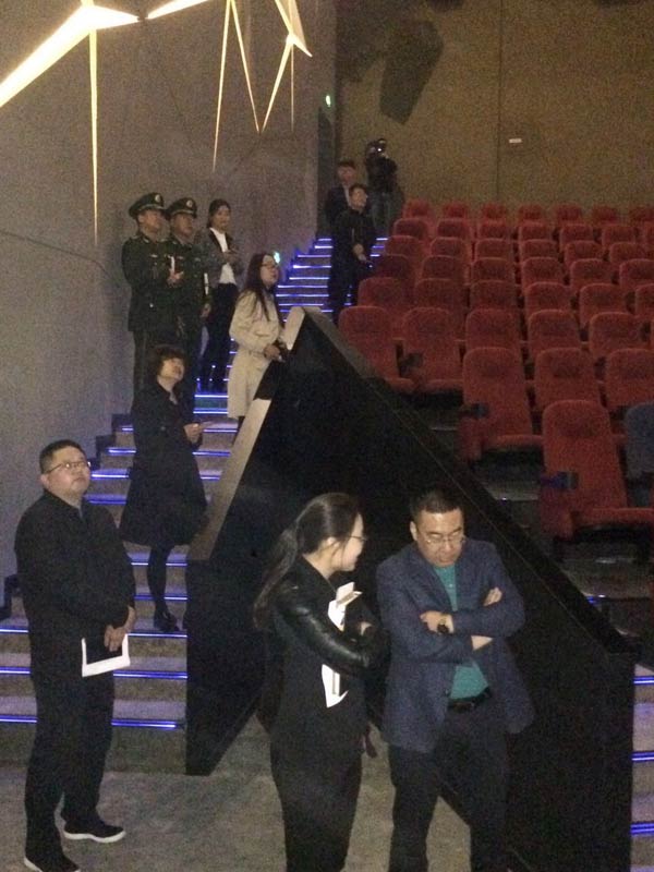 调研人员参观巨幕厅